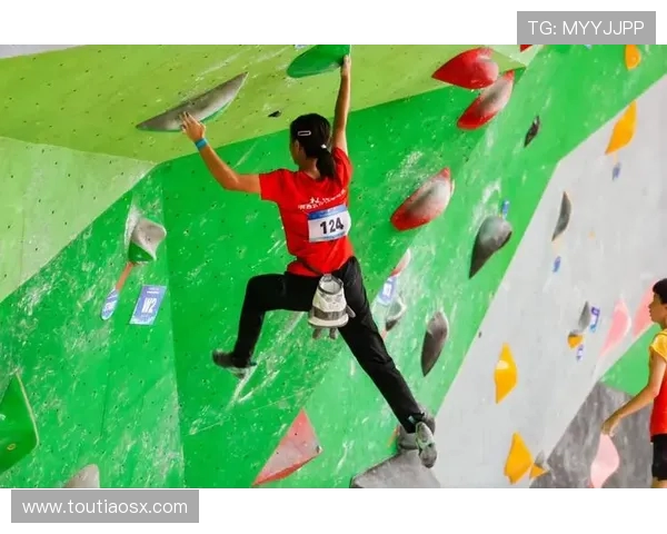 上海攀岩队在世界锦标赛中的灵活性展现与战术分析 上海攀岩队在世界锦标赛中的灵活性展现与战术分析