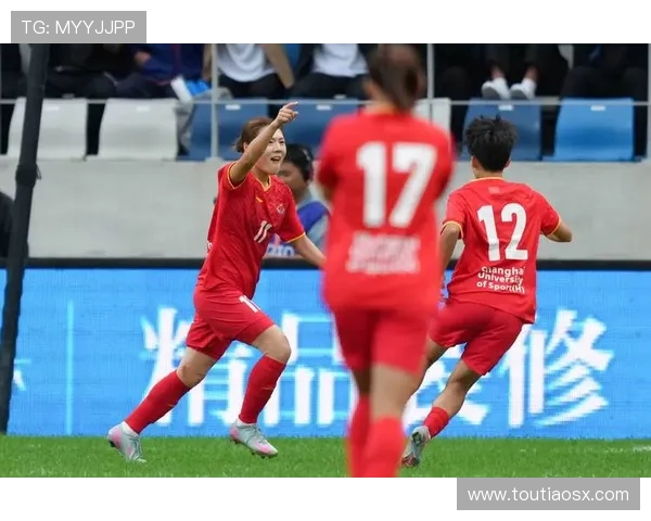 中女超激战武汉队迎战上海队全力争胜展现女子足球魅力与实力