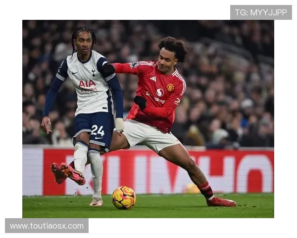 曼联与雷丁精彩对决重播回顾赛场瞬间与精彩进球分析 曼联与雷丁精彩对决重播回顾赛场瞬间与精彩进球分析