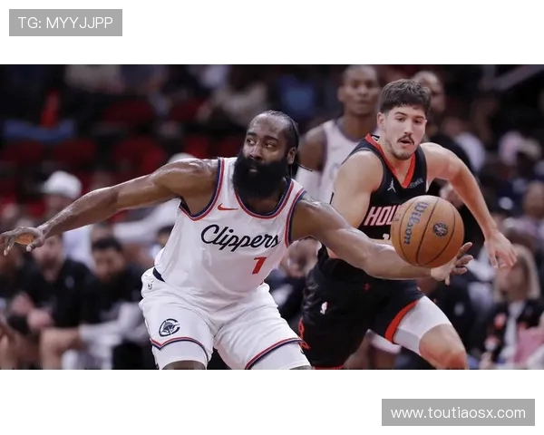 火箭队与快船队激战第4场争夺季后赛晋级关键胜利