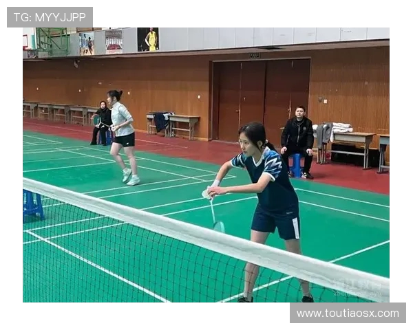 周芳独家揭秘羽毛球技巧与心得分享助你提升球技与比赛表现